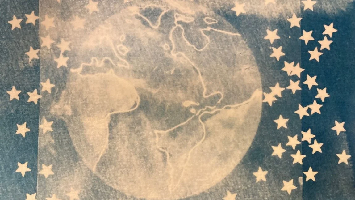 Kinder und Erwachsene nehmen an interaktiven Workshops der TH Bingen teil, darunter Cyanotypie und Upcycling-Bastelaktionen, im Rahmen der Langen Nacht der Bibliotheken