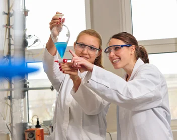 Zwei Studentinnen im Biotechnologielabor