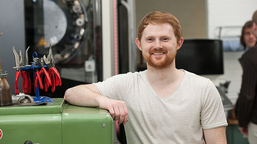 Student im Labor für Mechanik