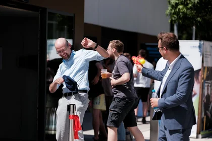 Mann wird mit einer Wasserpistole nassgespritzt
