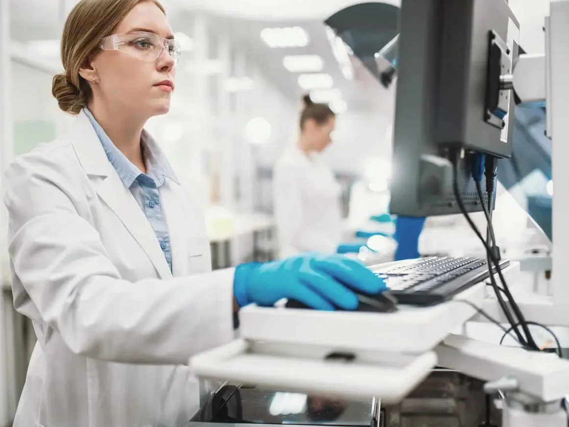 Frau im Labor am Computer