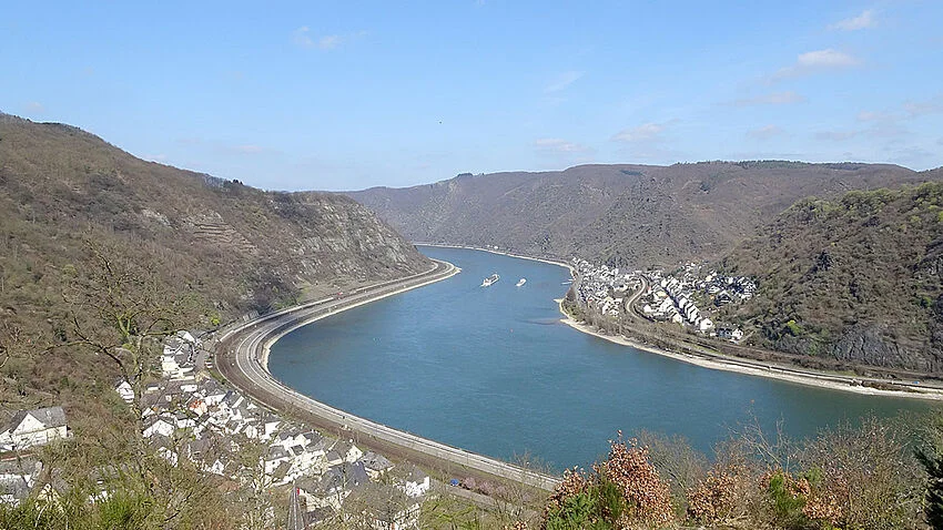 Rhein in seinem Flussbett von oben