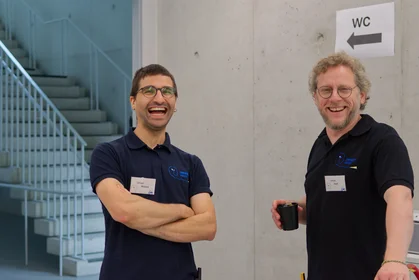 Zwei lachende Helfer der Umweltmesse