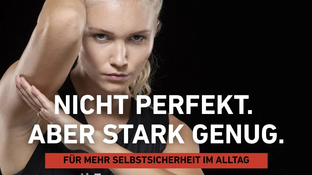 Nicht perfekt, aber stark genug. Blonde Frau hebt rechten Ellenbogen und blickt in die Kamera