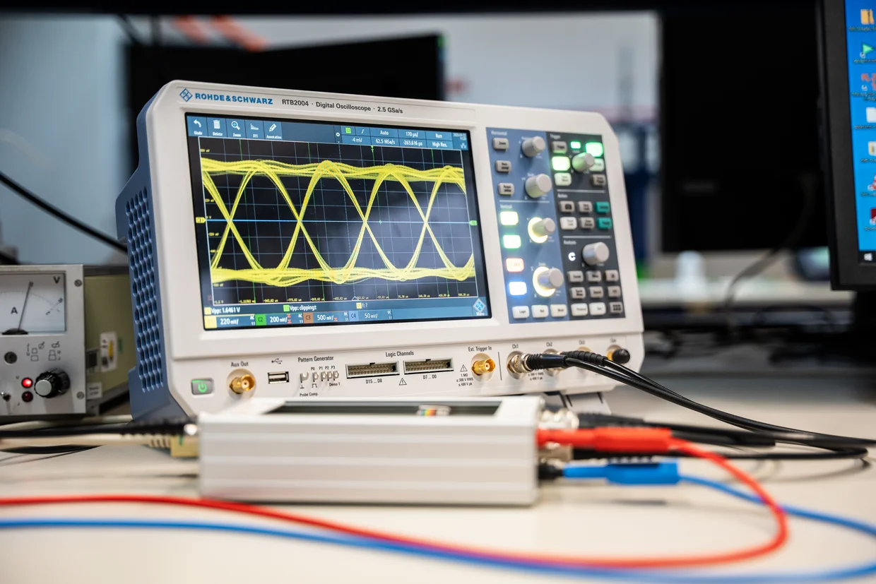 Auf dem Bild ist ein Oszilloskop abgebildet.