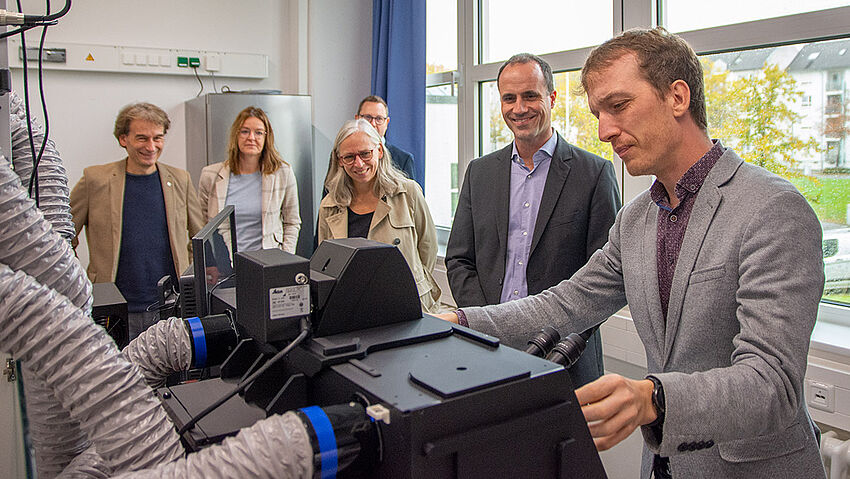Minister Clemens Hoch überzeugt sich von Lebendzellmikroskop