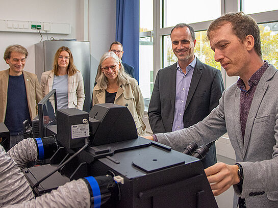 Minister Clemens Hoch überzeugt sich von Lebendzellmikroskop