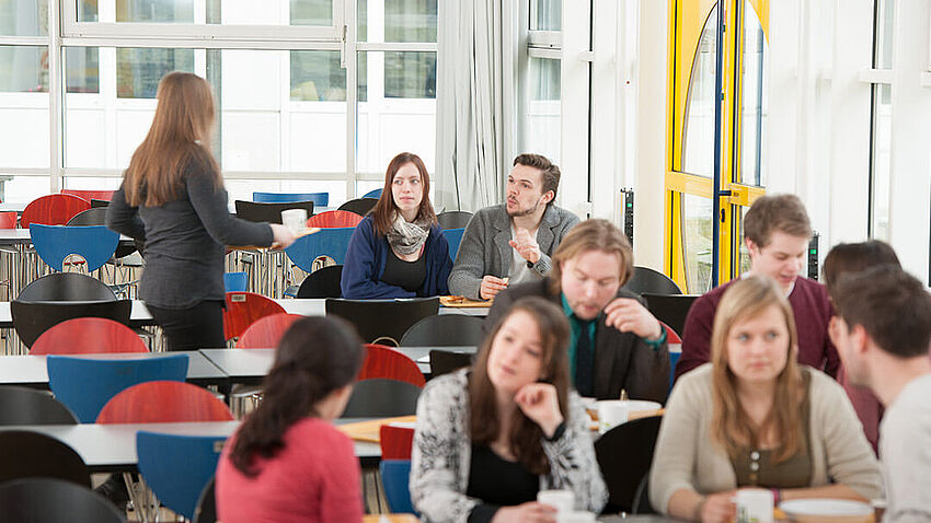 Studierende in der Mensa