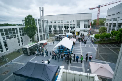 Vogelperspektive von einem Balkon auf den TH-Innenhof während der Umweltmesse 2026. Zu sehen sind Zelte, Essensstände und Messepublikum.