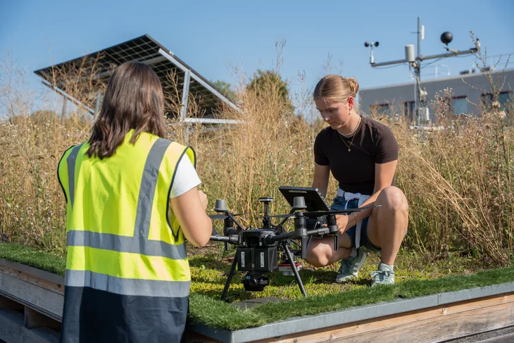 zwei Studentinnen mit einer Drohne