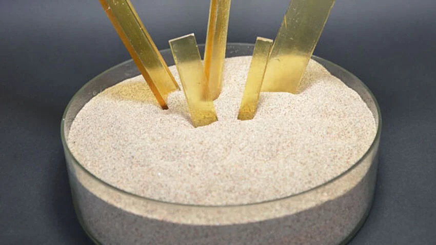 Glasschale mit Rohstoffen