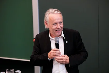 Mann hält Rede
