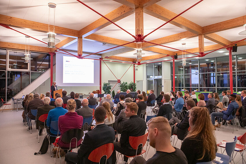 Preise für Abschlussarbeiten und besonderes Engagement an Studierende verliehen Preise für Abschlussarbeiten und besonderes Engagement an Studierende verliehen
