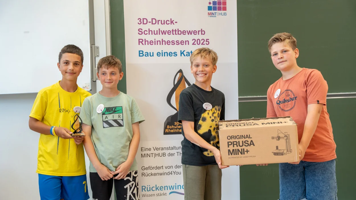 Das Team "Die vier Wölfe" präsentiert stolz die Siegtrophäe und den 3D-Drucker
