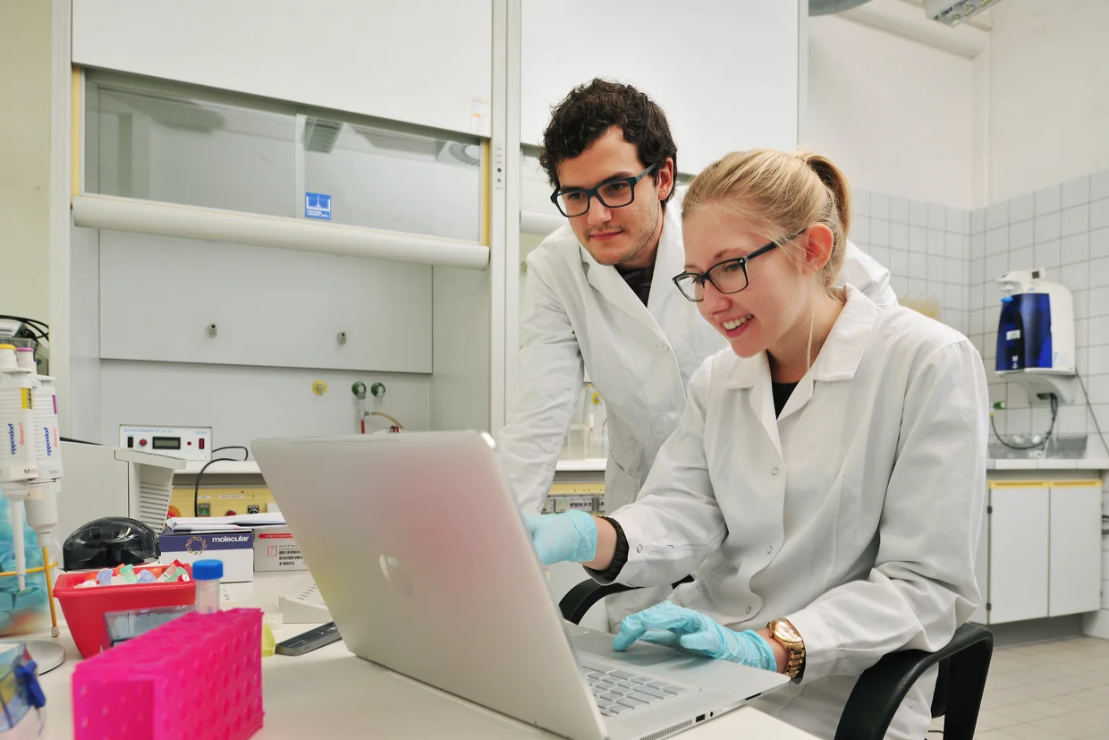 Zwei Studierende am Computer im Labor