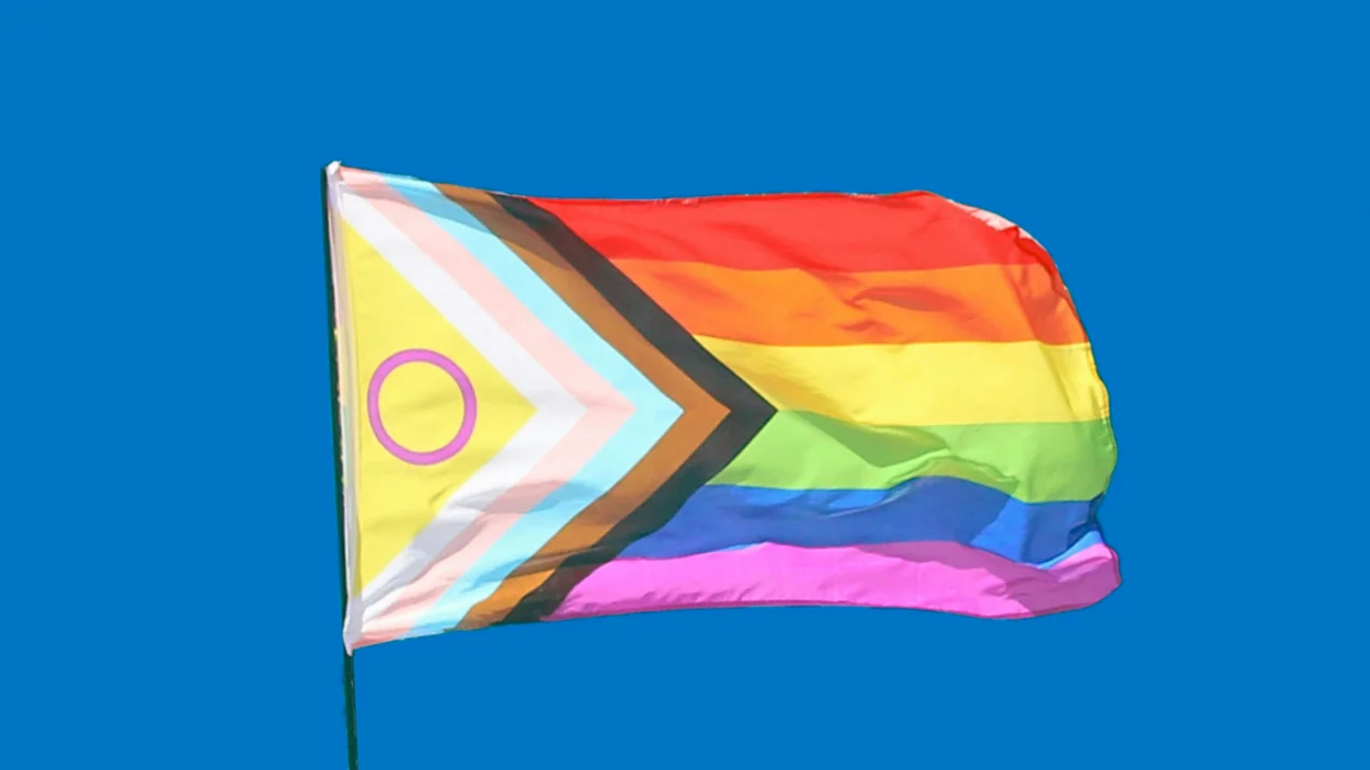 Regenbogenflagge mit zusätzlichen Farben für weitere queere Gruppen