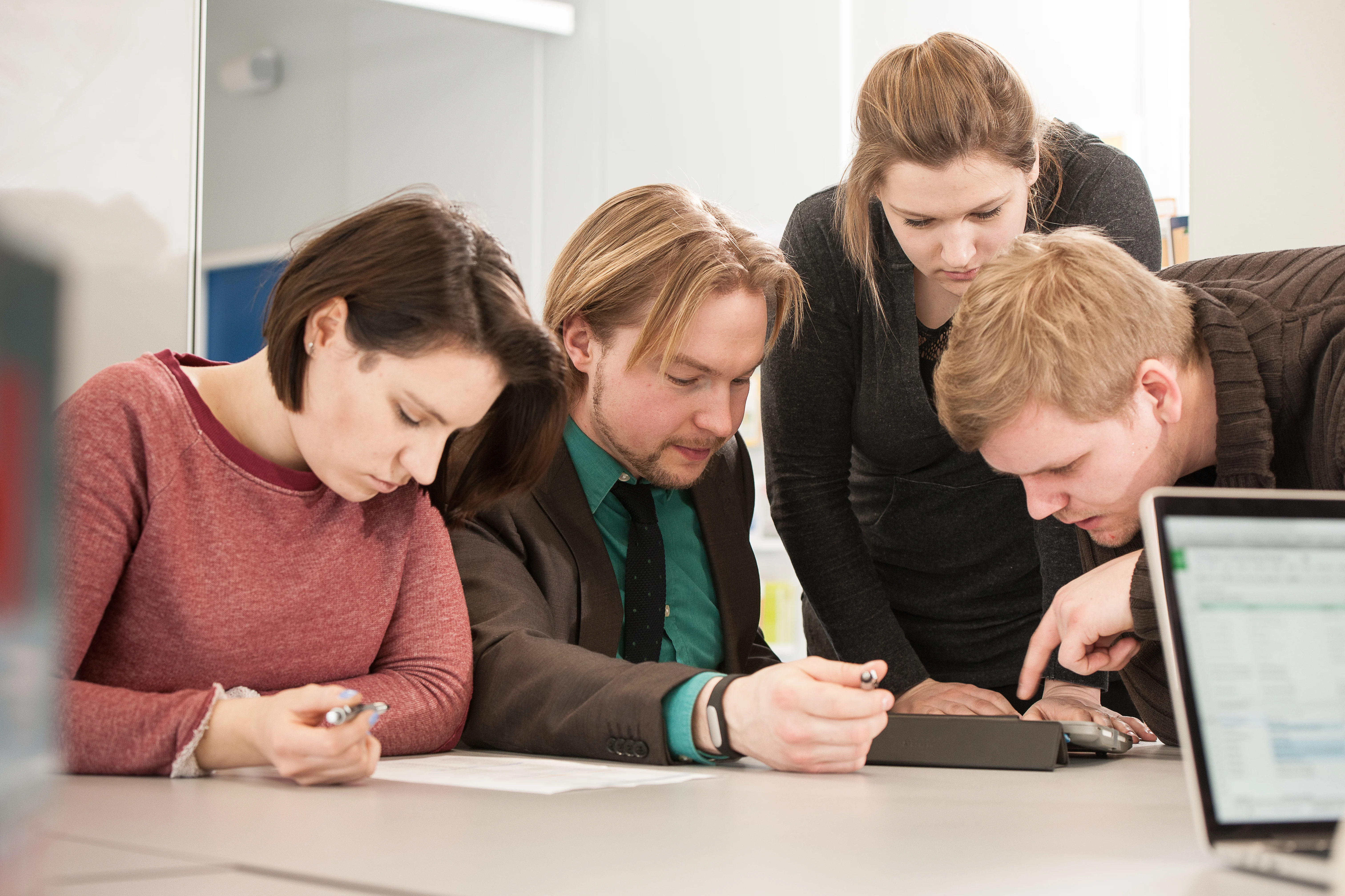 Wirtschaftsingenieur*innen in einer Besprechung