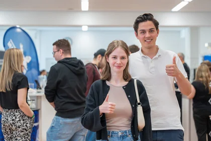 Studierende posieren auf dem Industrietag 2025 für die Kamera.