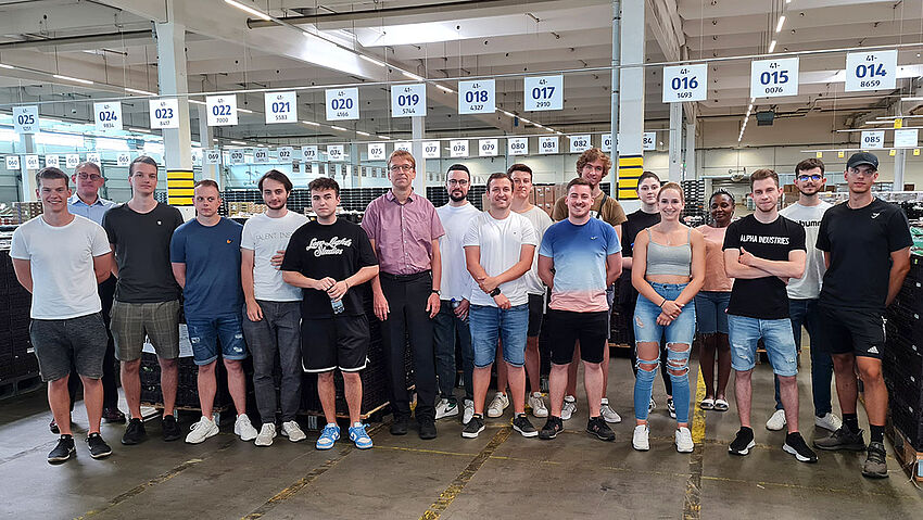 Studierende vor Ort im Logistikzentrum bei ALDI Studierende vor Ort im Logistikzentrum bei ALDI
