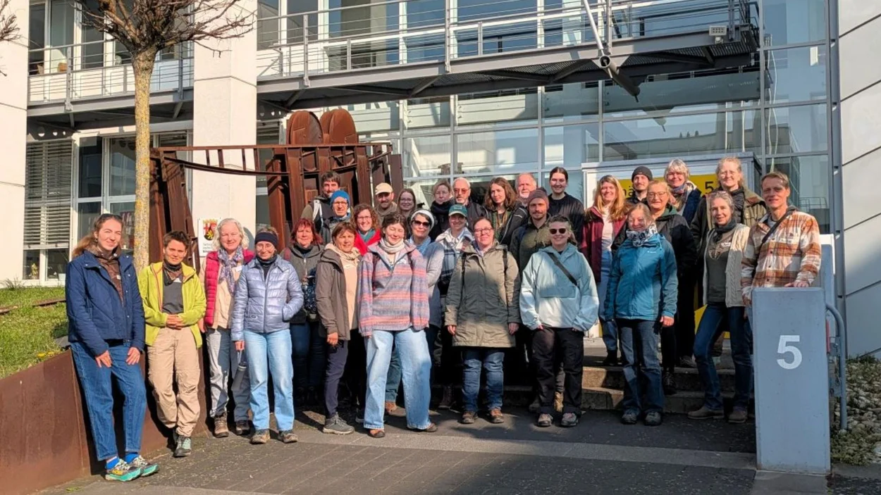 Gruppenbild der Biodiversitätsbotschafterinnen und -botschafter vor dem Gebäude der TH Bingen