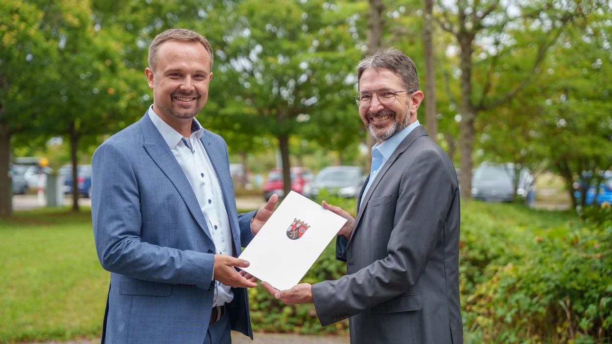 Prof. Dr.-Ing. Stephan Eder überreicht Benedikt Blanz die Ernennungsurkunde