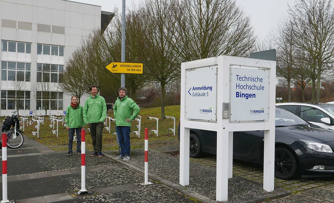 Ehrenamtliche Mitglieder von Greenpeace (Bad Kreuznach) stehen vor dem Wegweiserschild zum Waddellmeer