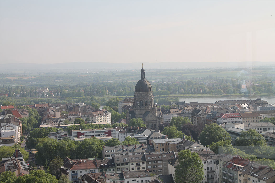 Übersicht auf Mainz, mit Blick auf die Christuskirche mit dem Rhein im Hintergrund