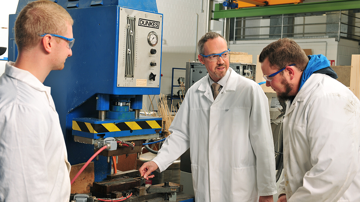 Professor Türk in der biogenen Werkstatt mit Mitarbeitern Professor Türk in der biogenen Werkstatt mit Mitarbeitern