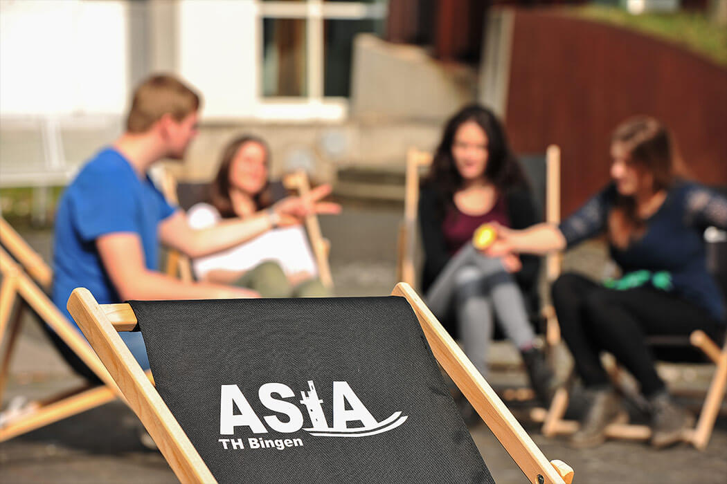 Studenten der Asta Verbindung im gemeinsamen Plausch