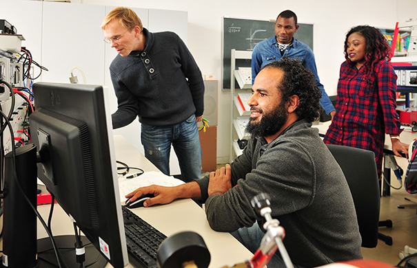 Studierende arbeiten im Labor für Messtechnik.