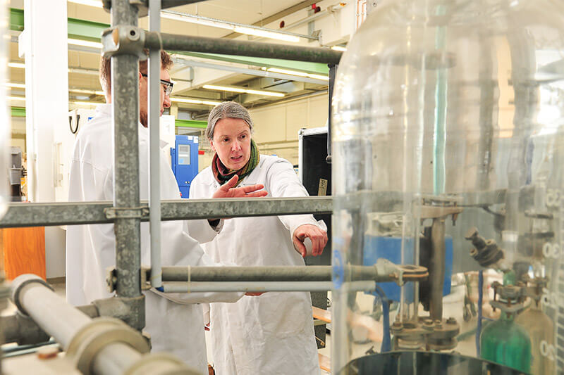 Professor Rößner im Gespräch mit einem Studenten über den Bioreaktor  