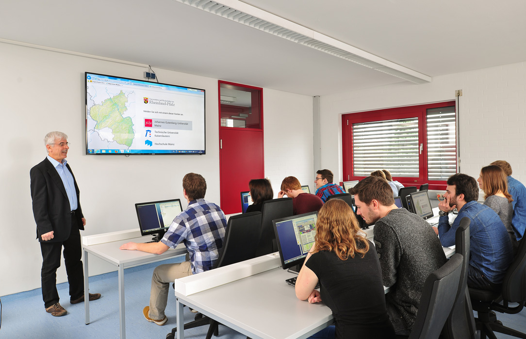 Herr El-Chami hält einen Vortrag vor einer Gruppe Studierender Herr El-Chami hält einen Vortrag vor einer Gruppe Studierender